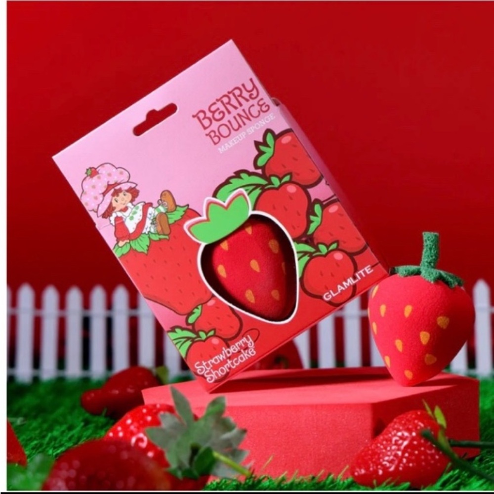 Glamlite Strawberry Shortcake Berry Bounce Beauty Sponge Blender BNIB